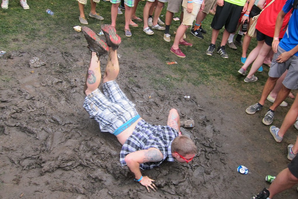 Dude dancing in the mud at Theophilus London Dude dancing … Flickr