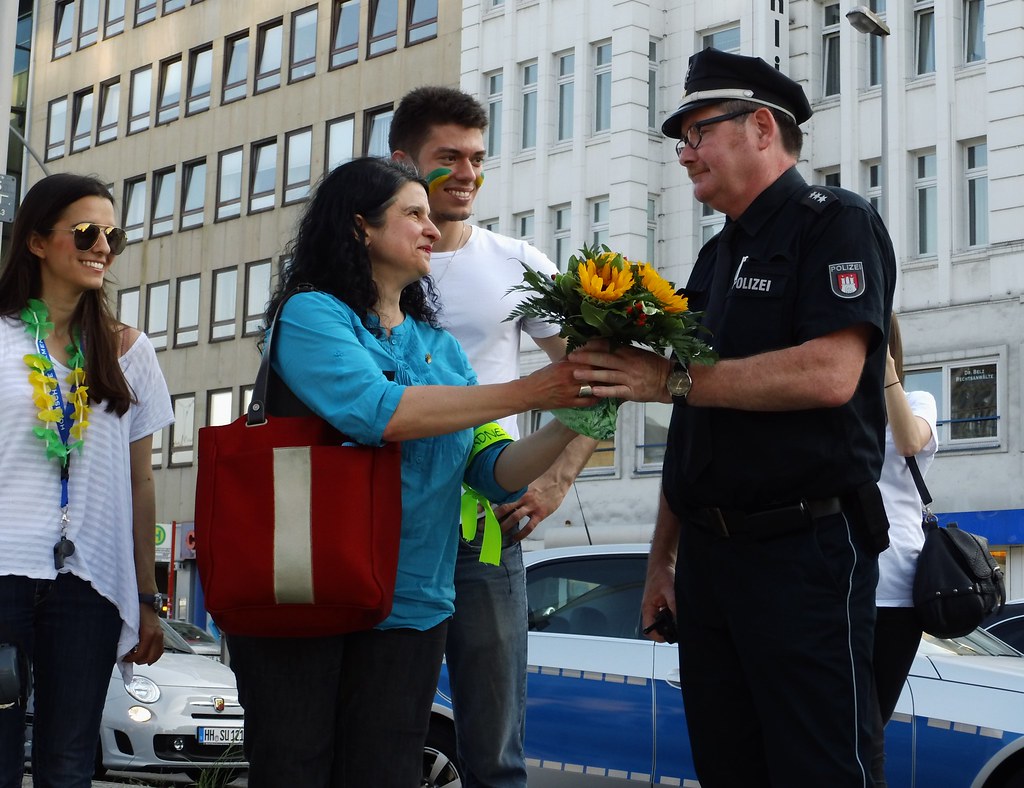 ChangeBrazil Blumen für Polizei 25/52 Help! Dank für di… Flickr