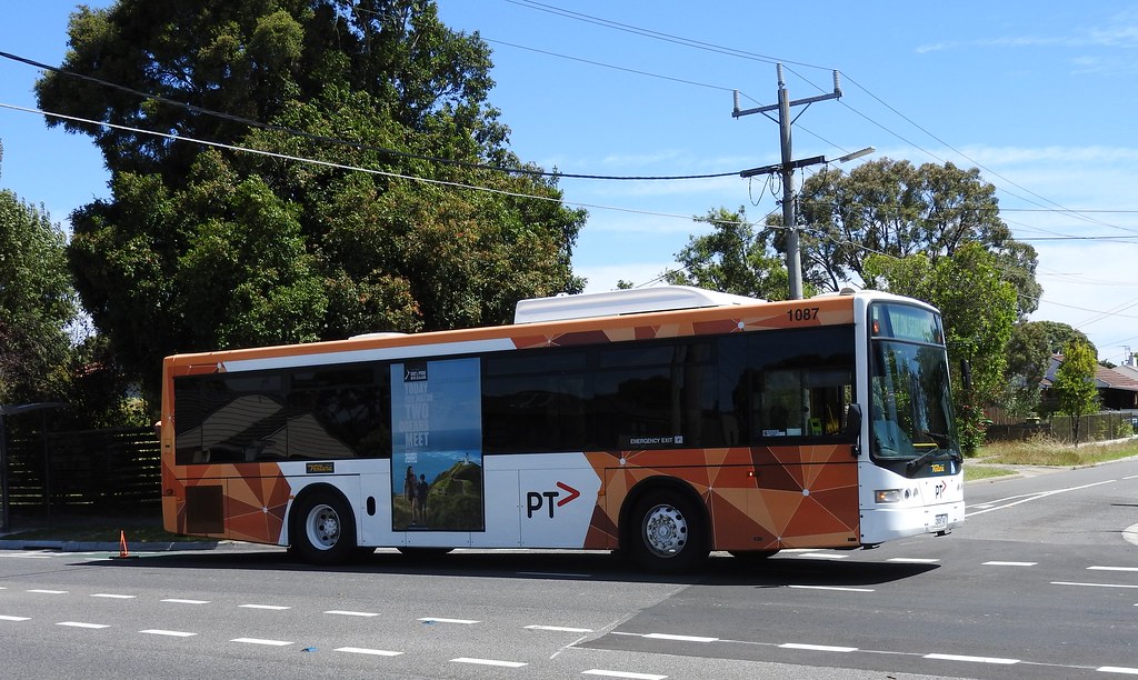 Ventura 1087 ex Ivanhoe Bus Company 8 Waiting to be Tow… Flickr
