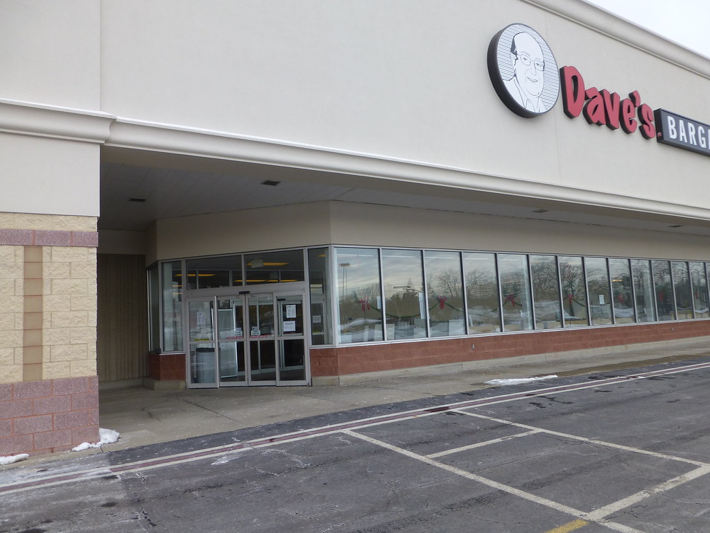 Dave's Bargain Outlet in Warren, Ohio Former Tops Friendly… Flickr
