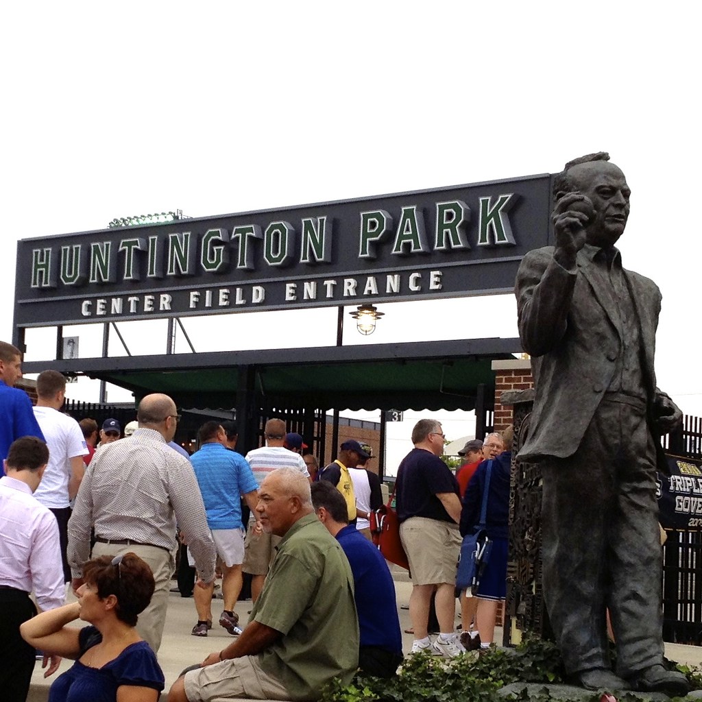 Huntington Park Statue of Harold Cooper, the Father of Col… Flickr