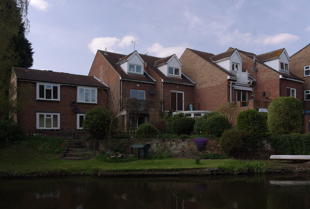 IMGP0959 Houses alongside the NottinghamBeeston Canal nea… Flickr