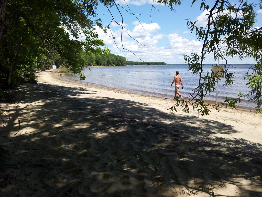 Il Marche Nu Au Bord Du Lac Des Deux Montagnes. 20130711… Flickr