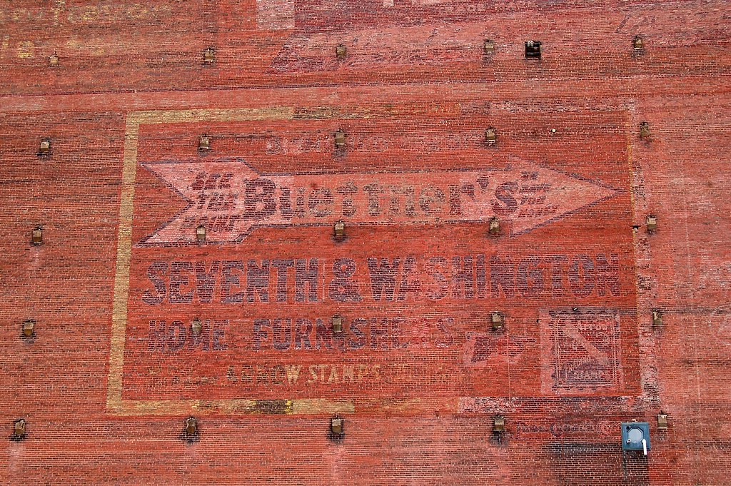 Missouri, St. Louis, Buettner's Furniture Store The arrow … Flickr