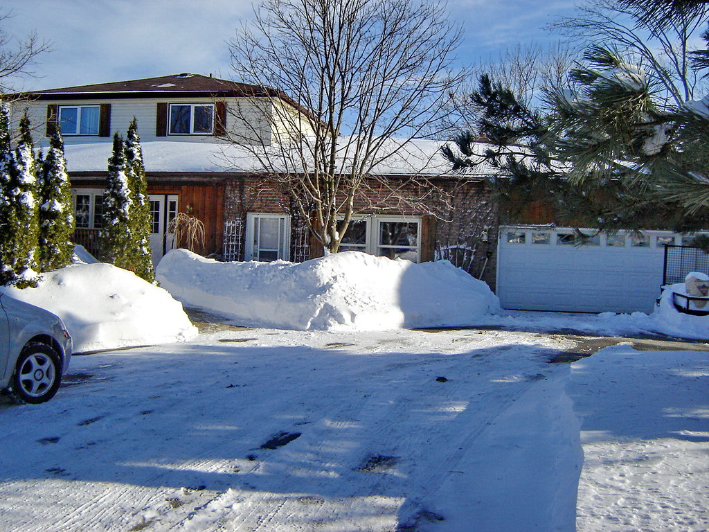 Uxbridge 02 Normal day after a snow storm, Uxbridge, Canad