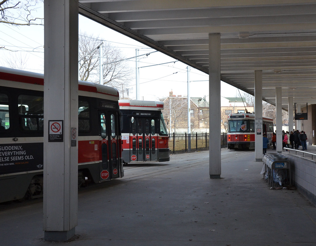 Busy period at Dundas West station Car 4061 noses in to fo… Flickr