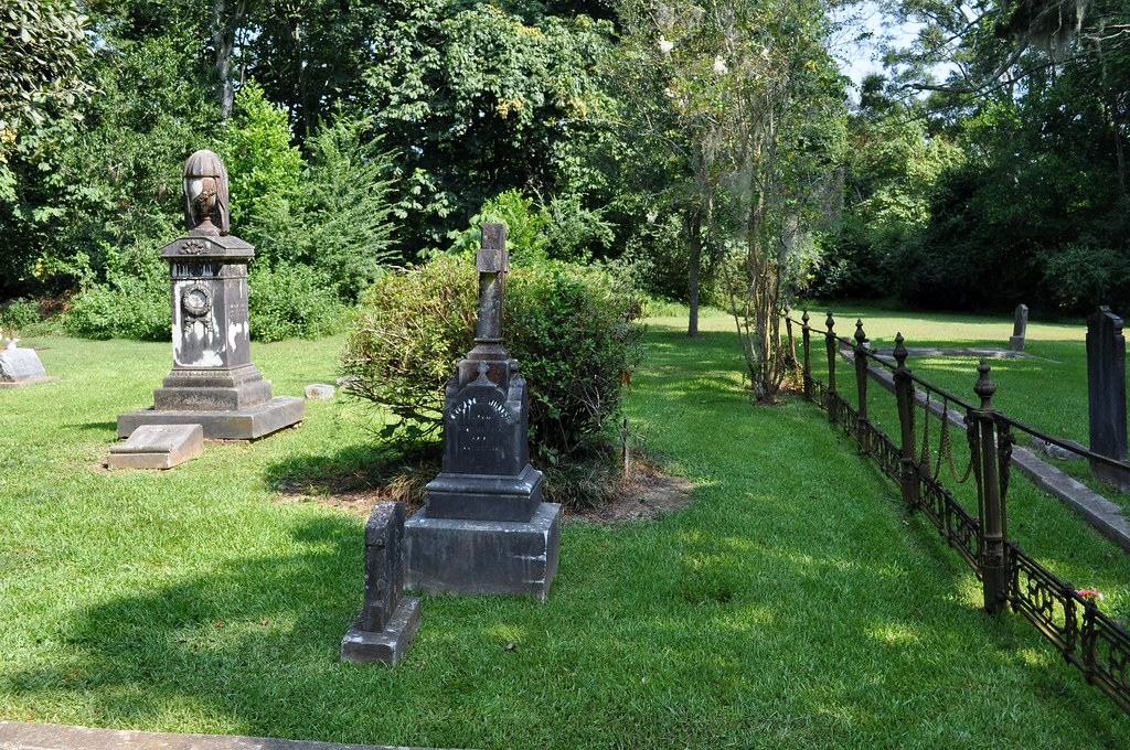 Grace Episcopal churchyard, St. Francisville, LA everettbee Flickr