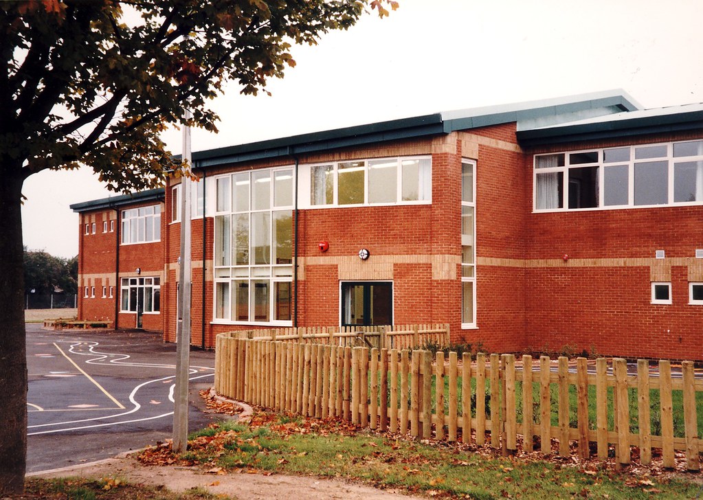 MUSCLIFF PRIMARY SCHOOL. BROADWAY LANE. BOURNEMOUTH. DORSET. c1998 a