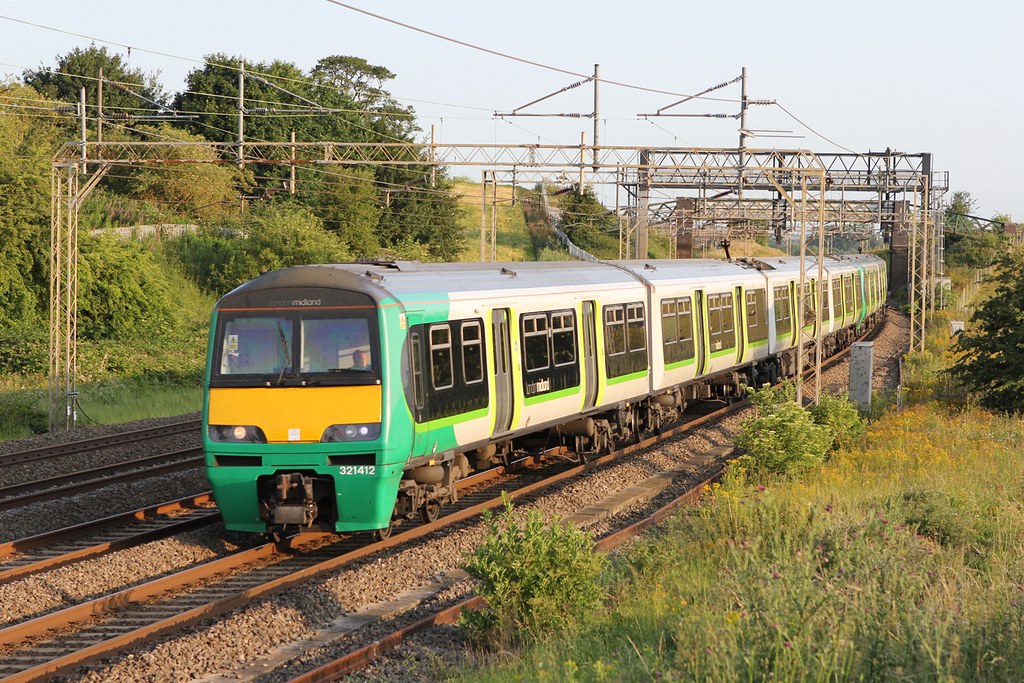 321412 321412 leads 2K04, 0619 Milton Keynes to Euston at… Flickr