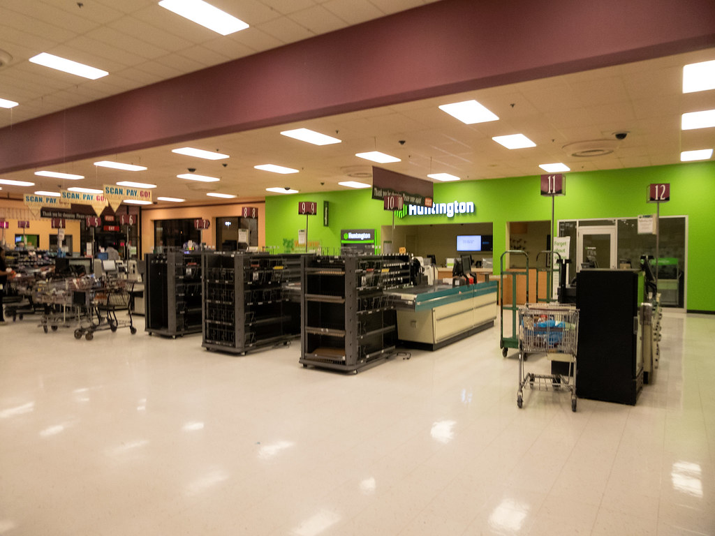 Huntington Bank and Checkouts This Giant Eagle was built a… Flickr