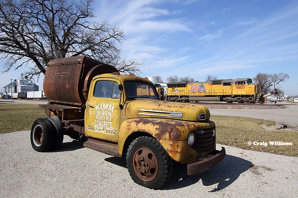 UP 4807 Eastbound MNPCH Blairstown IA This old Ford pickup… Flickr