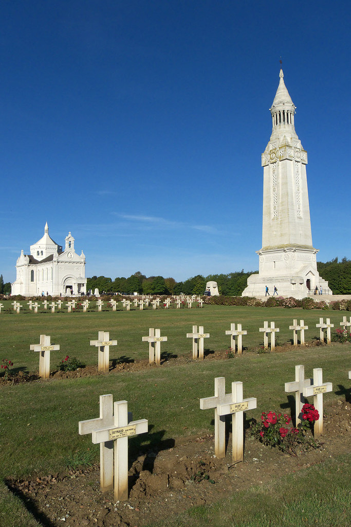 NotreDamedeLorette, tourlanterne et église réf. 51113 yann