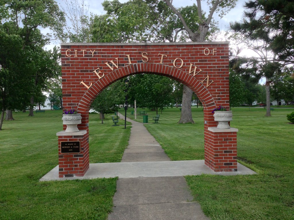 Lewistown MO City Park We catch one of the intermittent do… Flickr