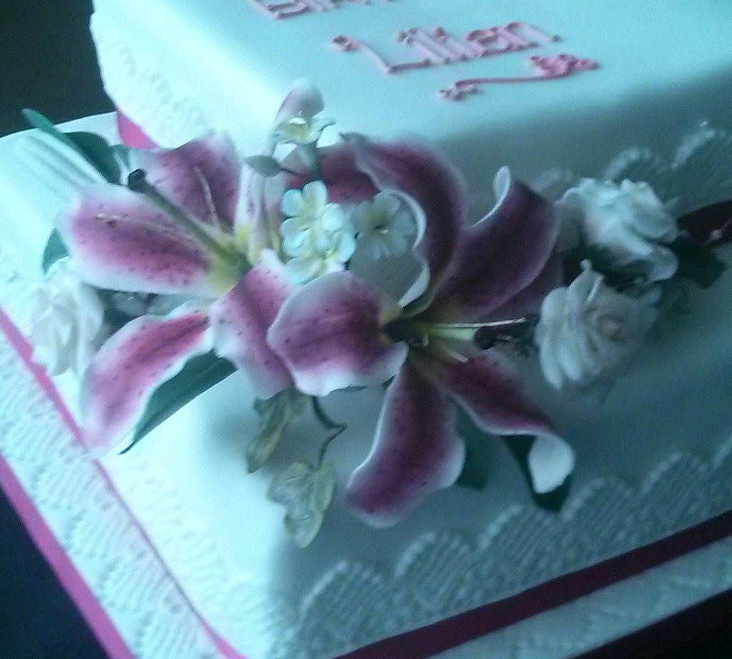 Stargazer Lily, flower paste cake topper, corner detail . Flickr
