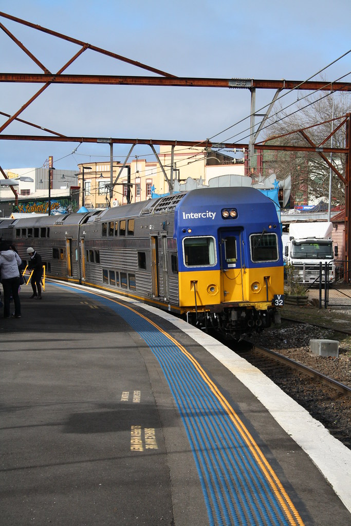 CITY RAIL V SET AT KATOOMBA V32 arriving into Katoomba fro… Flickr