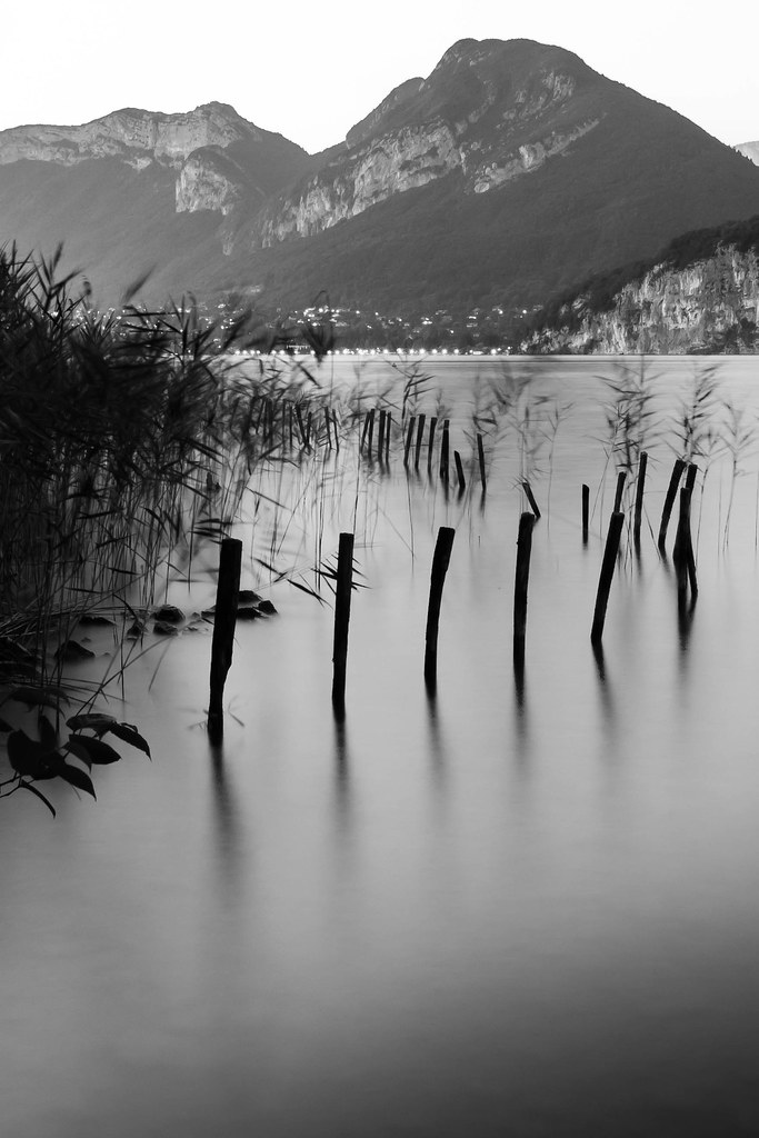 Lac d'Annecy by night Une pose longue sur le lac d'Annecy.… Flickr