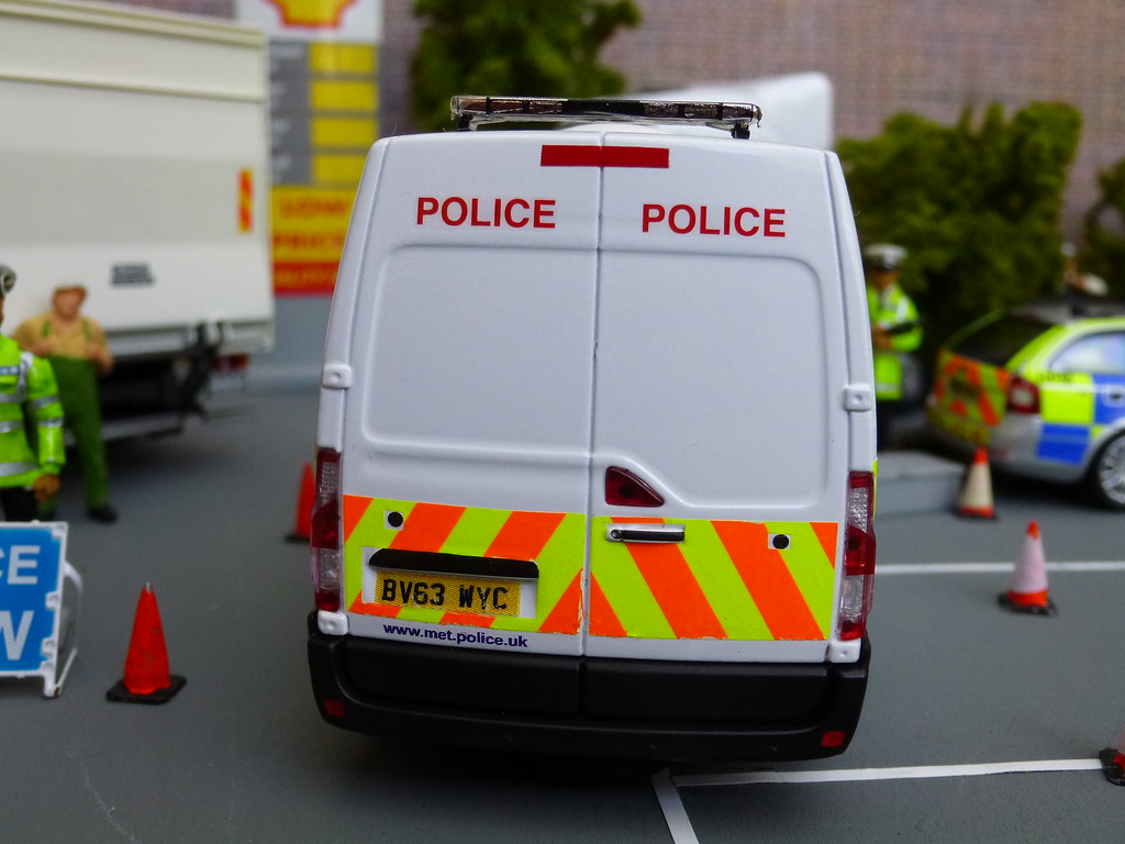 1/43 Code 3 Met Police Commercial Vehicle Unit Model At A Road Check