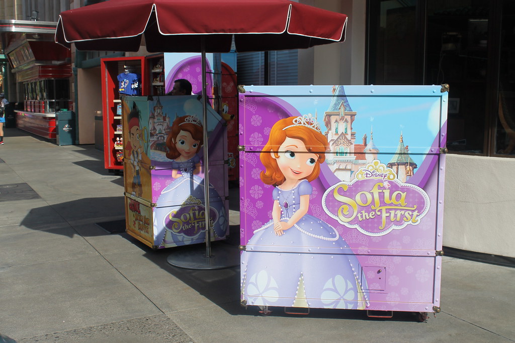 Disney Junior merchandise kiosk Taken on July 16, 2013 in … Flickr