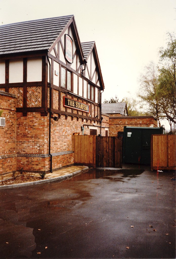 THE STARFISH PUBLIC HOUSE. CASTLE LANE EAST. BOURNEMOUTH. DORSET. APRIL