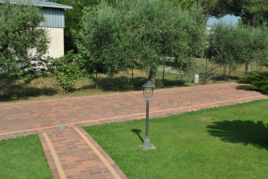 Vialetto Giardino Privato a Latina pavimentazione in cotto… Flickr