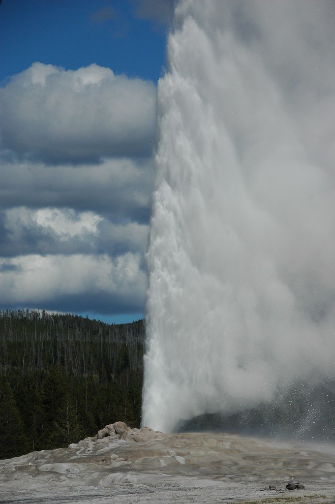 Old Faithful Geyser erupting (14 August 2010) 60 Geysers a… Flickr