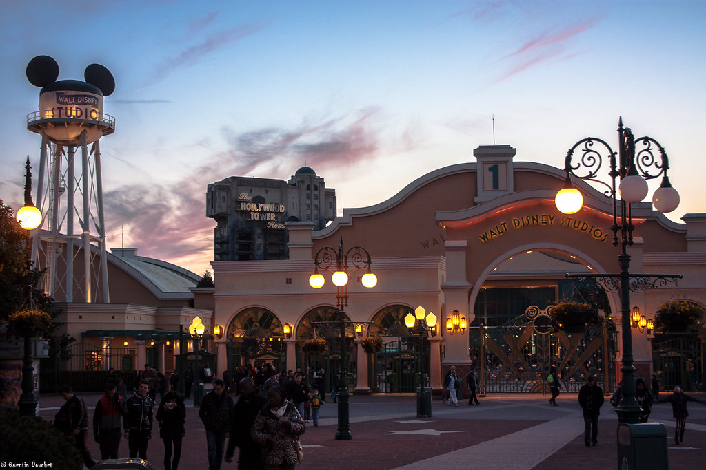 Entrée du Parc Walt Disney Studios au crépuscule Quentin Douchet Flickr