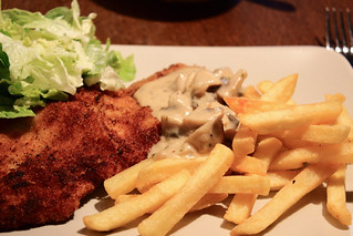 Schnitzel | "Schniposa" = Schnitzel, Pommes frites und Salat… | Flickr