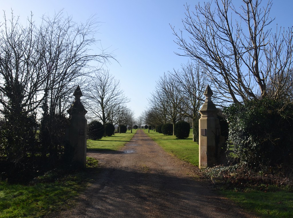 Aldwincle, Manor House. The entrance drive to the Manor Ho… Flickr