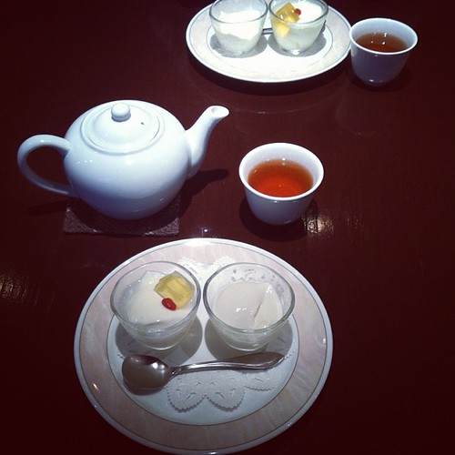 凍頂烏龍茶ゼリーと杏仁豆腐、凍頂烏龍茶プリン♡ シンプルで似た見た目だけど味は全く違う‼︎プリンのお茶の香りが芳醇