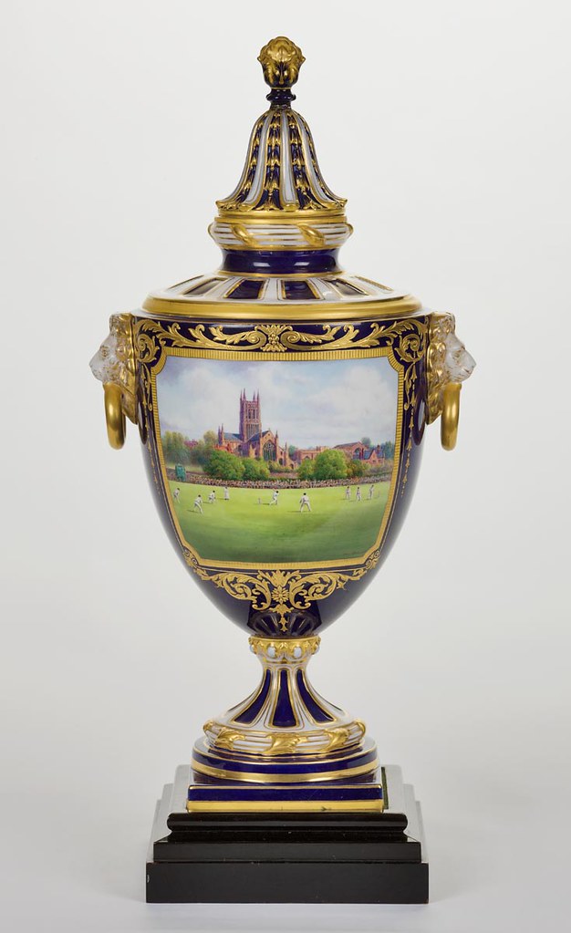 Royal Worcester vase PRG682/7/42 Vase presented to Don Bra… Flickr