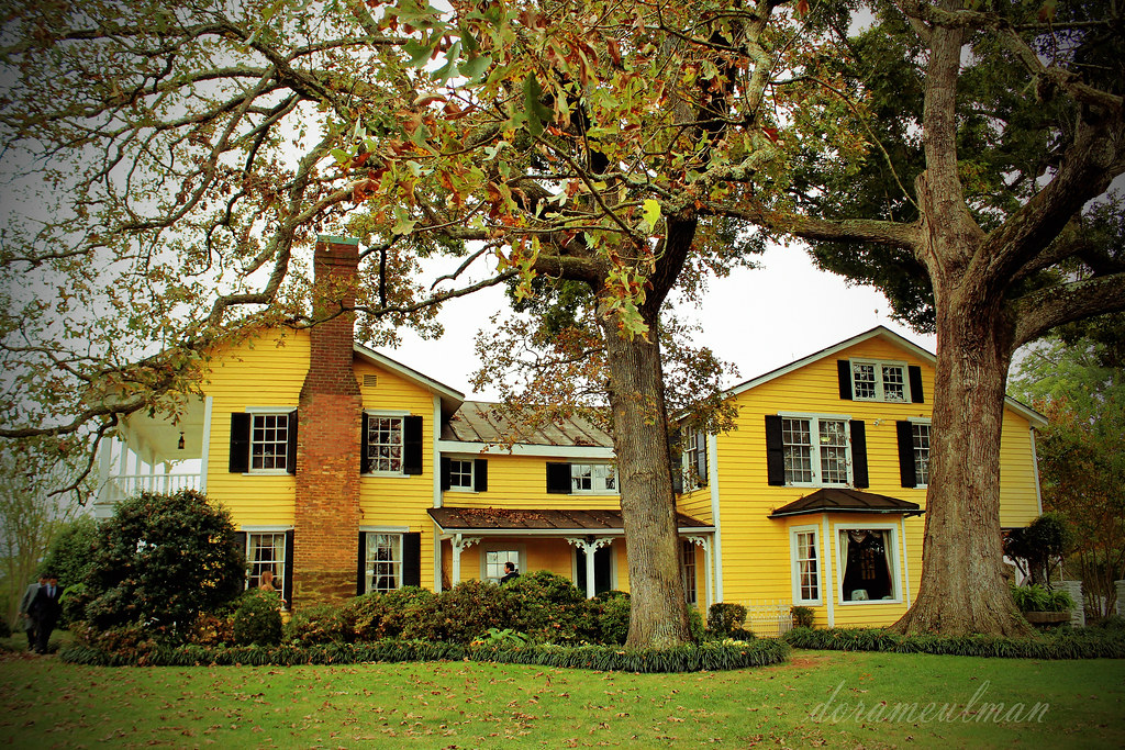 Farmhouse This pretty old farmhouse is in Statesville NC. … Flickr