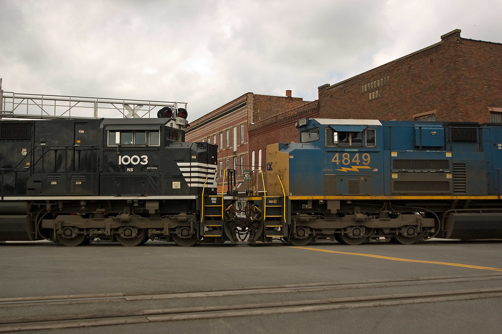 CSX X790 Deshler, Ohio A rare view of NS and CSX thunder… Flickr