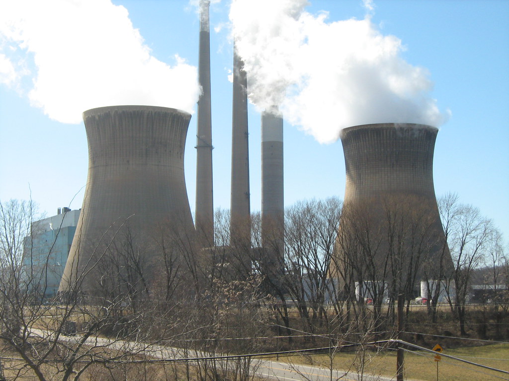 Willow Island, WV Cooling towers from the power plant in W… Flickr