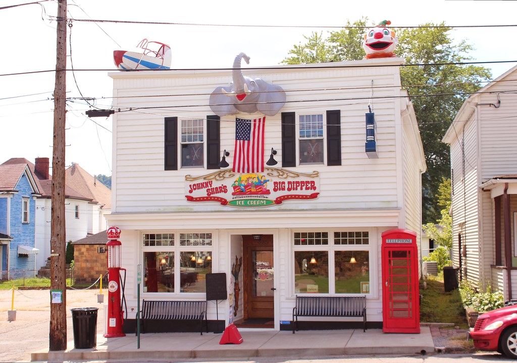 Johnny Shar's Big Dipper An ice cream shop in Moundsville,… Flickr