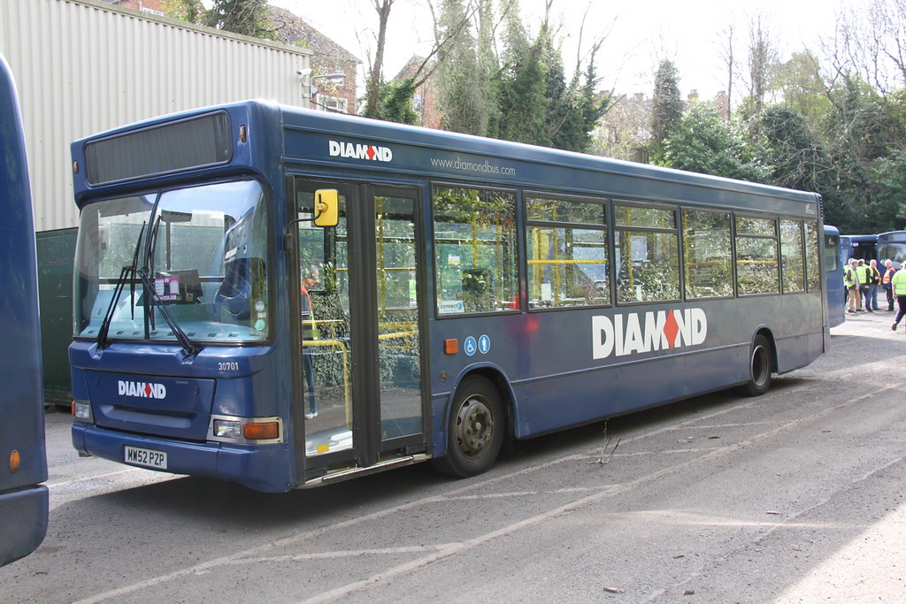 128539 Diamond (WM) MW52PZP Diamond Bus, Redditch depot Flickr