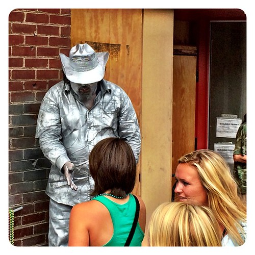 Human statue performer on Lower Broadway Birthday Weekend … Flickr