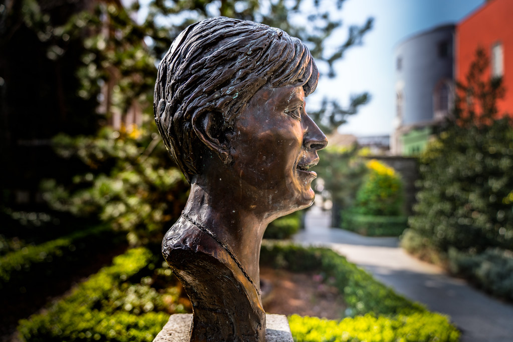 VERONICA GUERIN MEMORIAL [DUBH LINN GARDENS AT DUBLIN CAST… Flickr