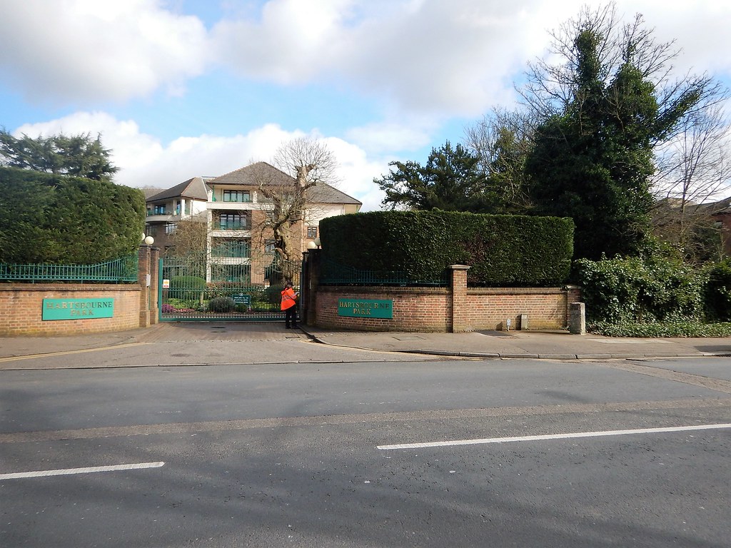 18905 Bushey Heath Parked beside The Common then across th… Flickr