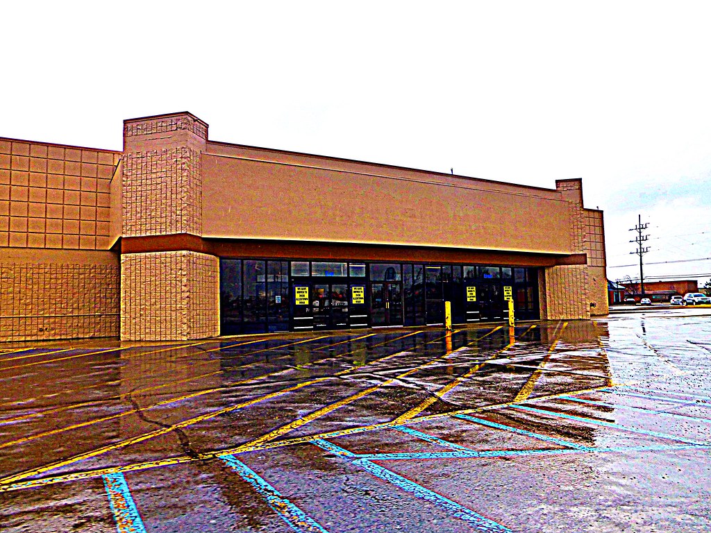 Dead Walmart Lima This Walmart was built in 1988 and was c… Flickr