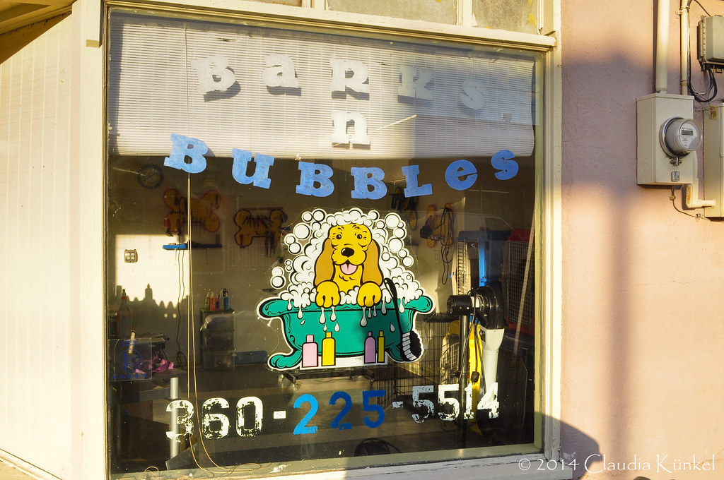 Barks 'n' Bubbles This shop front caught my eye in the sma… Flickr