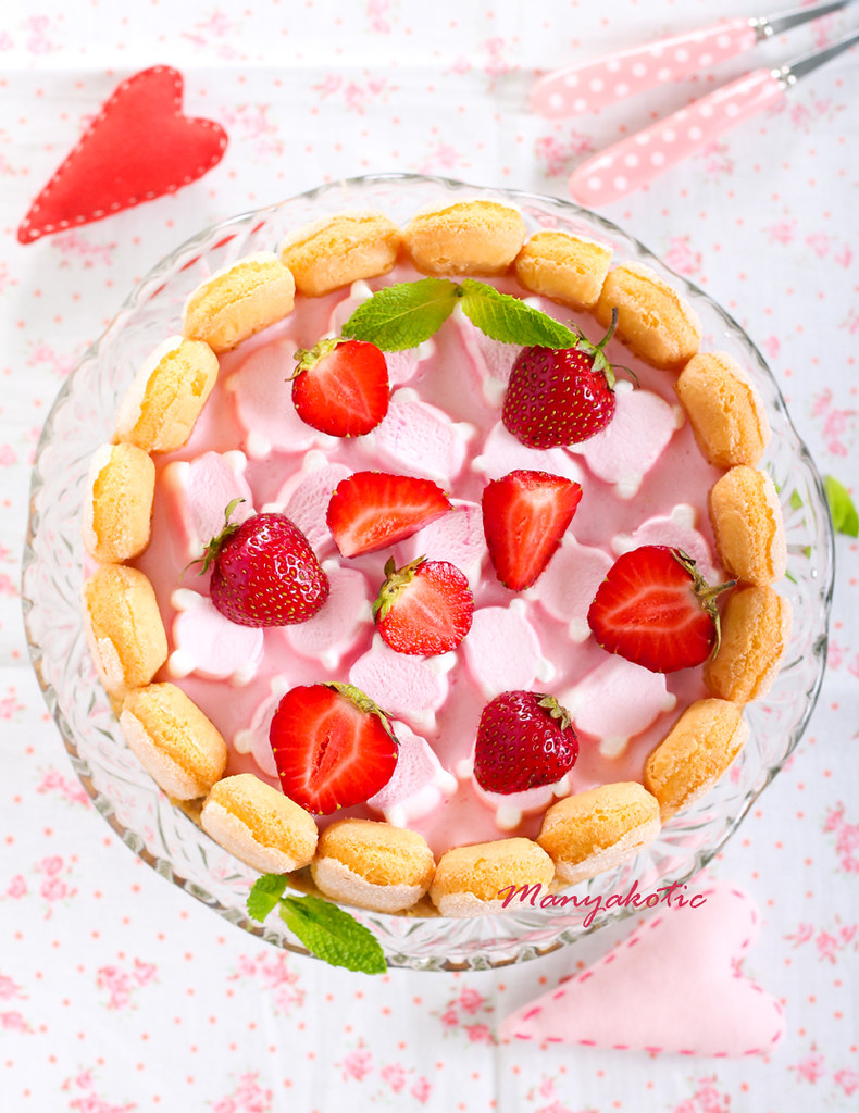 yogurt cake Strawberry and marshmallow yogurt cake manyakotic Flickr