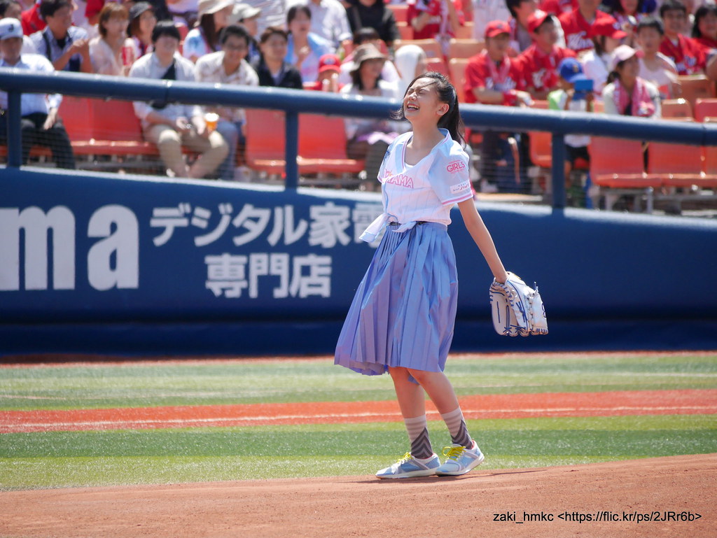天を仰ぐ (清水富美加 始球式) / Yokohama Stadium zaki_hmkc no_nanj_blog Flickr