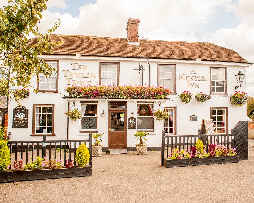House_20140823_D_000001.jpg The Tickled Trout pub at Wye, … Flickr