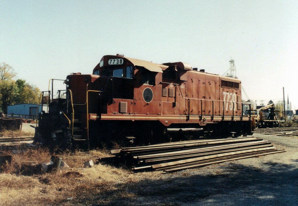 Lexington and Ohio GP8 7738 sits in the yard in Versailles… Flickr