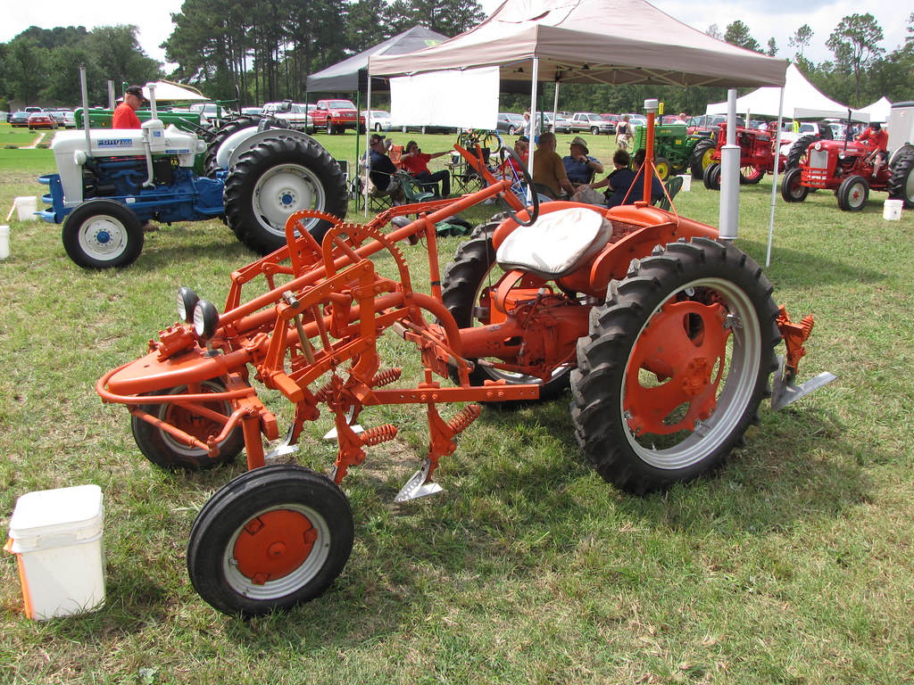 Allis Chalmers rear engine tractor - Model G - a photo on Flickriver