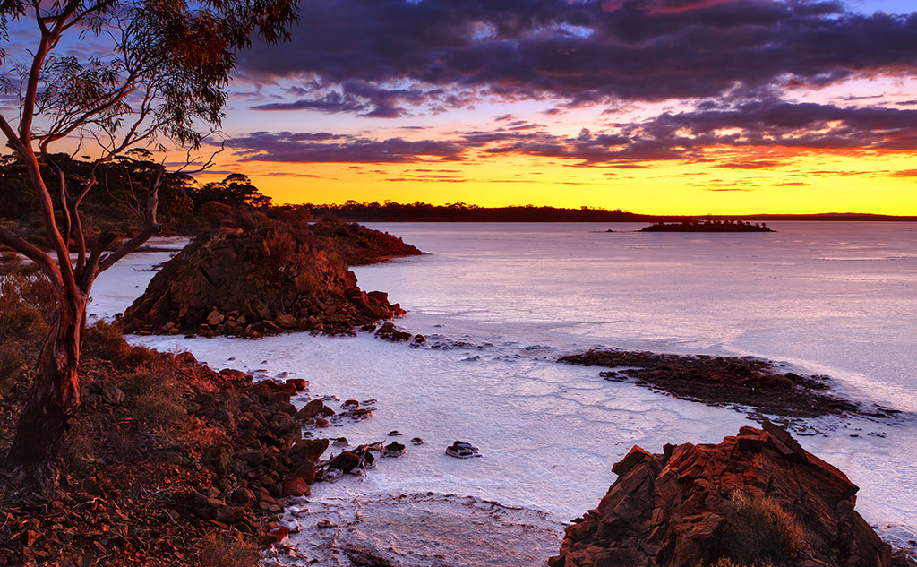 Lake Cowan Lake Cowan is a very large salt lake surroundin… Flickr