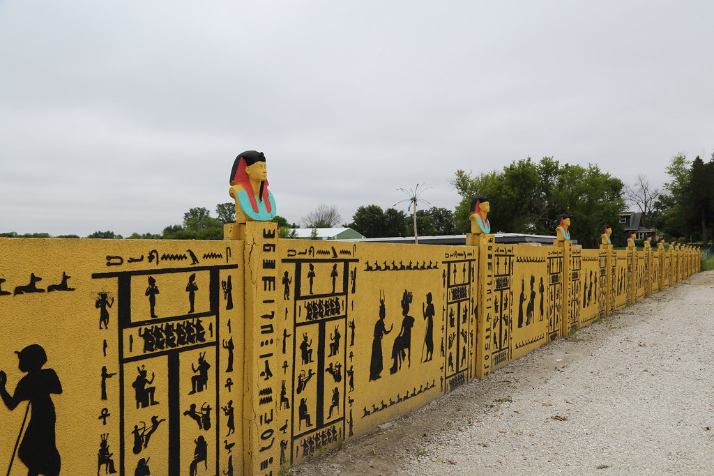 Gold Pyramid estate wall The wall on Dilleys Road outside … Flickr