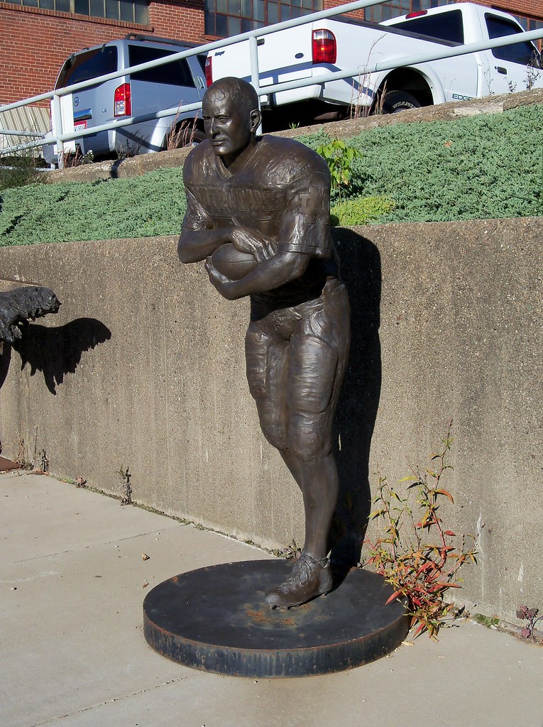 OH Zanesville Sculpture 8 Football player sculpture in Z… Flickr