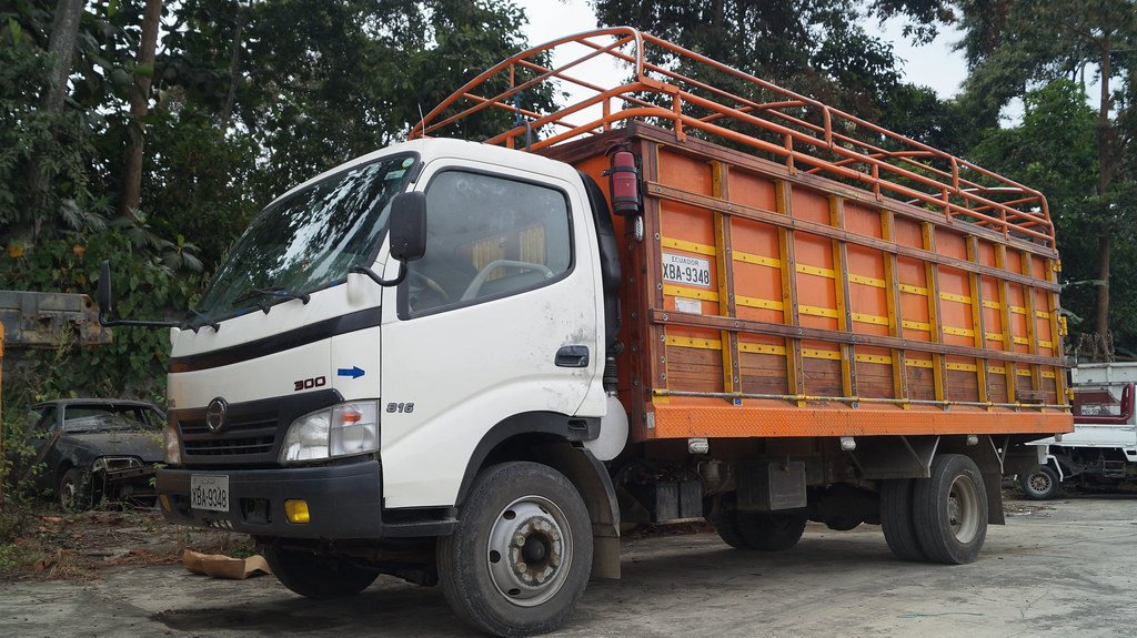 Camión Hino blanco cajón de madera de placas XBA9348, la … Flickr
