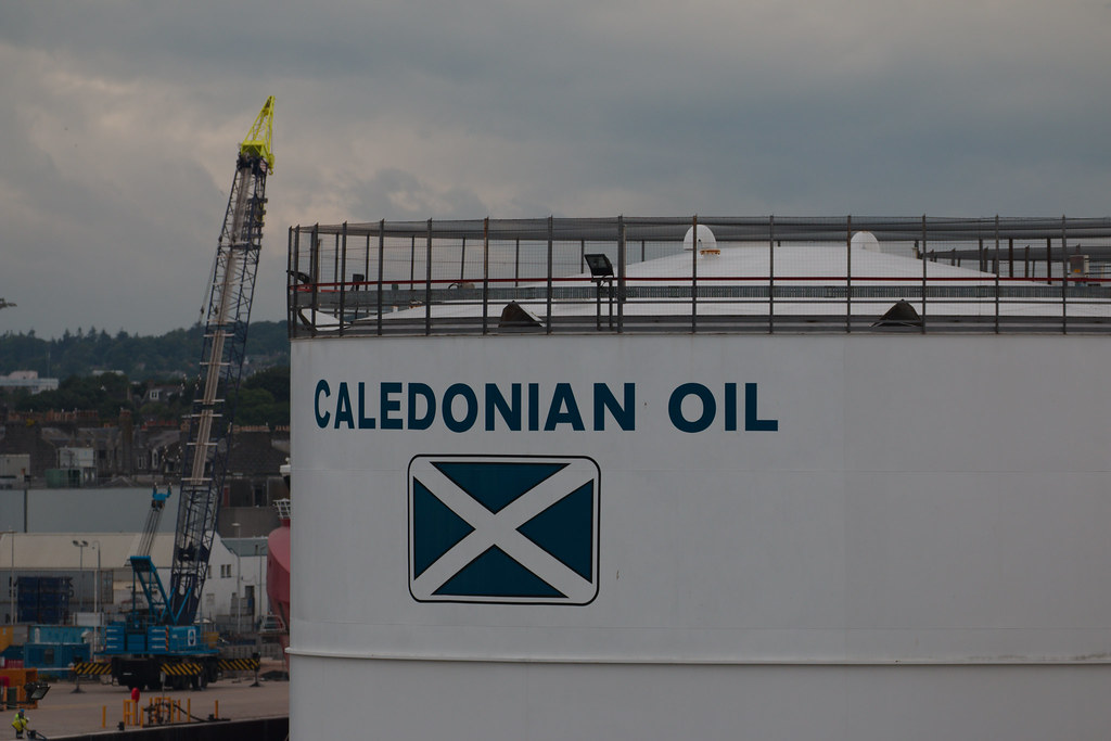 Caledonian oil Avec comme logo la Saltire, le drapeau écos… Julien
